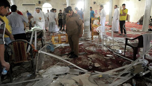 На месте взрыва в мечети на востоке Саудовской Аравии. 22 мая 2015