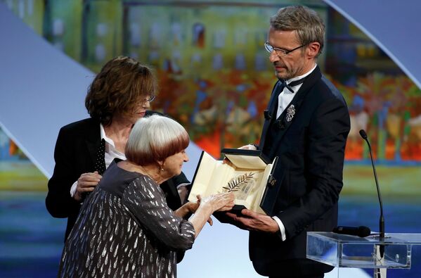 Режиссер Аньес Варда получает Золотую пальмовую ветвь на церемонии закрытия 68-го Каннского кинофестиваля