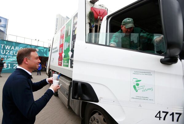 Лидирующий на президентских выборах в Польше Анджей Дуда угощает граждан кофе