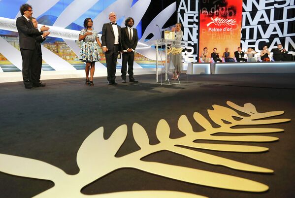 Французский режиссер Жак Одияр получает Золотую пальмовую ветвь за картину Дипан