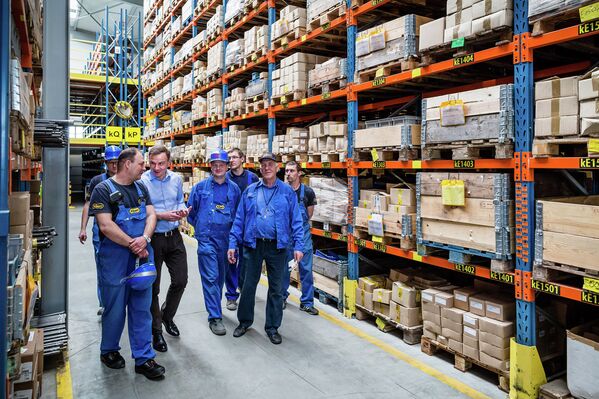 Анджей Дуда во время посещения завода по производству болтов в Польше