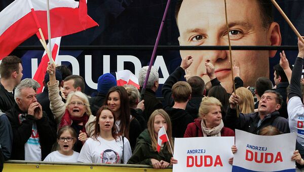 Сторонники кандидата в президенты Польши Анджея Дуды