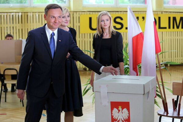 Кандидат в президенты Польши Анджей Дуда с женой и дочерью на избирательном участке