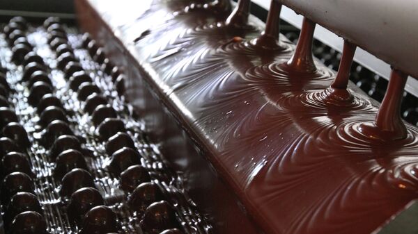 На линии по выпуску шоколадных конфет. Архивное фото