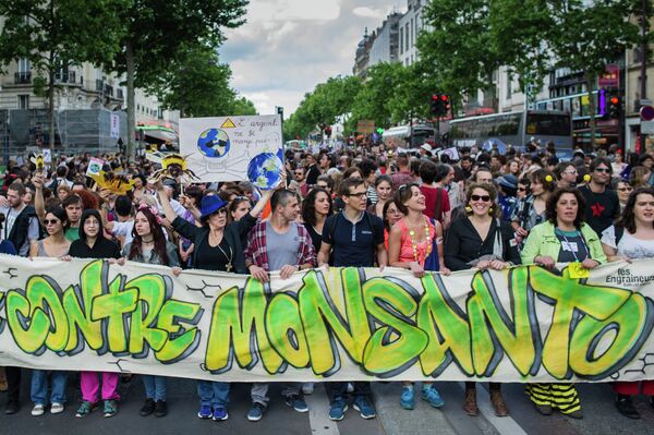Акции протеста против продуктов с ГМО Марш против Монсанто в Париже, Франция