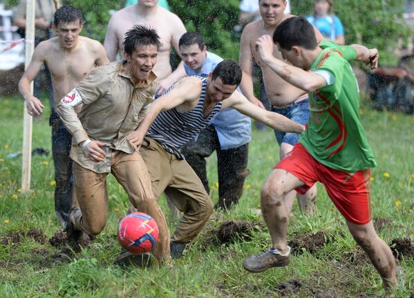 Участники матча Футбола в грязи, который проводится в рамках соревнований Грязный забег - 2015 в Казани