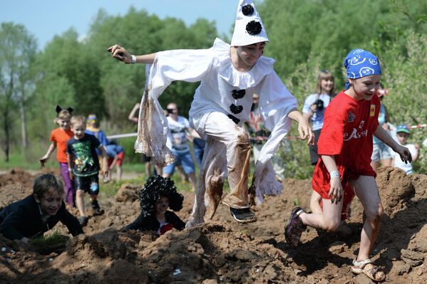 Дети - участники соревнований Грязный забег на трассе, проложенной по берегу реки Казанки