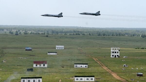 Самолеты во время практического этапа учений войск ЦВО на полигоне Чебаркуль в Челябинской области