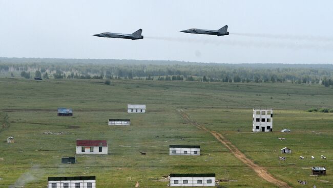 Самолеты во время практического этапа учений войск ЦВО на полигоне Чебаркуль в Челябинской области