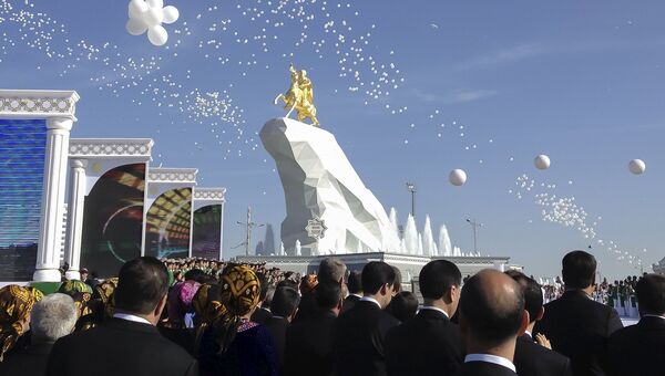 Открытие статуи президента Туркменистана Гурбангулы Бердымухамедова в Ашхабаде