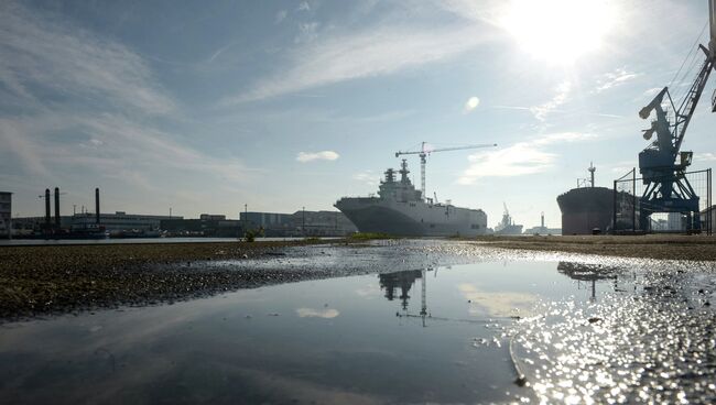 Второй вертолетоносец типа Мистраль спущен на воду во Франции. Архивное фото