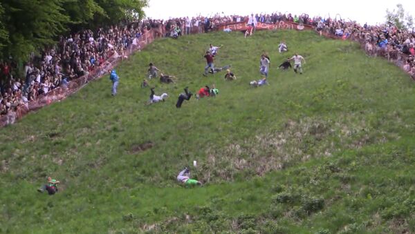Десятки британцев кувыркались по склону холма в погоне за кругом сыра