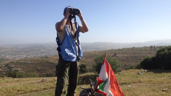 Наблюдатель в составе миссии ООН смотрит в сторону израильской границы. Архивное фото