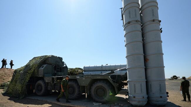 Военнослужащие у зенитно-ракетной системы С-300ПС. Архивное фото