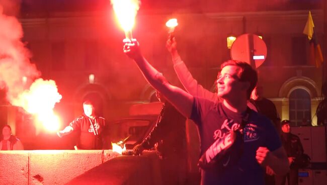 Фанаты зажгли тысячи файеров вдоль Невы на праздновании 90-летия ФК Зенит