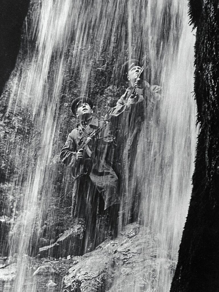 Пограничники под водопадом в горах Тянь-Шаня