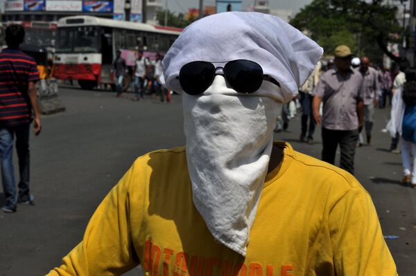 Житель города Хайдарабад с закрытым лицом. Индия, май 2015