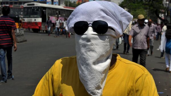 Житель города Хайдарабад с закрытым лицом. Индия, май 2015