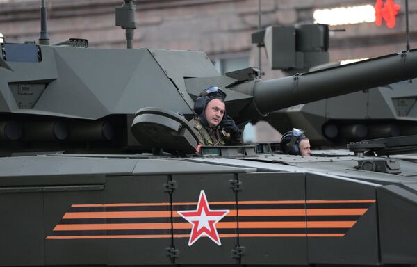 Экипаж танка Т-14 на гусеничной платформе Армата во время репетиции военного парада в Москве Экипаж танка Т-14 на гусеничной платформе Армата во время репетиции военного парада в Москве
