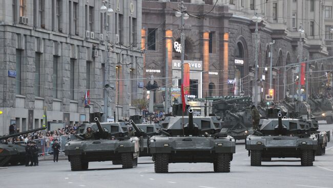 Танк Т-14 на гусеничной платформе Армата во время репетиции военного парада в Москве в ознаменование 70-летия Победы в Великой Отечественной войне 1941-1945 годов. Архивное фото