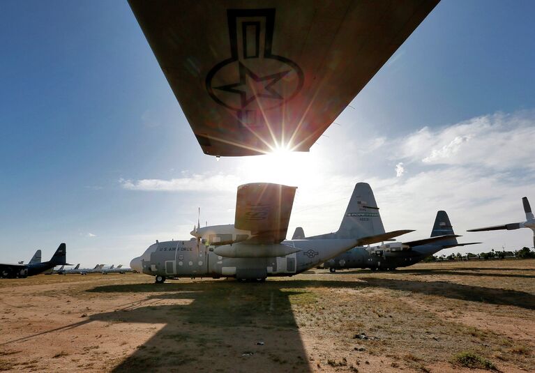 Военно-транспортные самолеты Локхид C-130 Геркулес на авиабазе ВВС США Девис-Монтен в Тусоне, Аризона