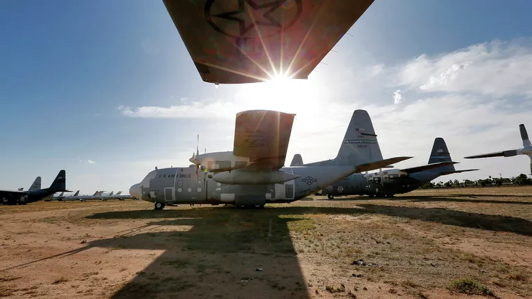 Военно-транспортные самолеты Локхид C-130 Геркулес на авиабазе ВВС США Девис-Монтен в Тусоне, Аризона Военно-транспортные самолеты Локхид C-130 Геркулес на авиабазе ВВС США Девис-Монтен в Тусоне, Аризона