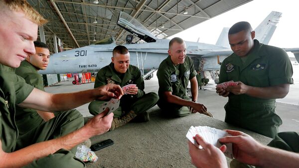 Военнослужащие 309-й группы по обслуживанию и ремонту авиакосмической техники играют в карты во время перерыва