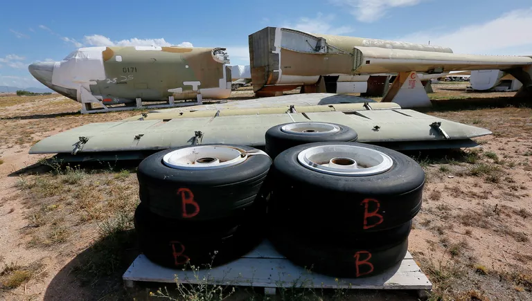 Бомбардировщик Боинг B-52 на авиабазе ВВС США Девис-Монтен в Тусоне, Аризона Бомбардировщик Боинг B-52 на авиабазе ВВС США Девис-Монтен в Тусоне, Аризона