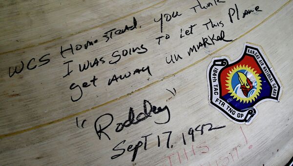 Прощальное послание члена экипажа бомбардировщика F-4 Фантом на авиабазе ВВС США Девис-Монтен в Тусоне, Аризона