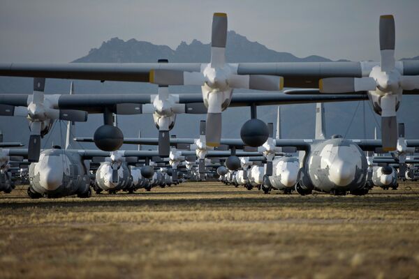 Военно-транспортные самолеты Локхид C-130 Геркулес на авиабазе ВВС США Девис-Монтен в Тусоне, Аризона