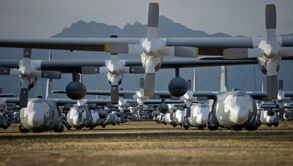 Военно-транспортные самолеты Локхид C-130 Геркулес на авиабазе ВВС США Девис-Монтен в Тусоне, Аризона