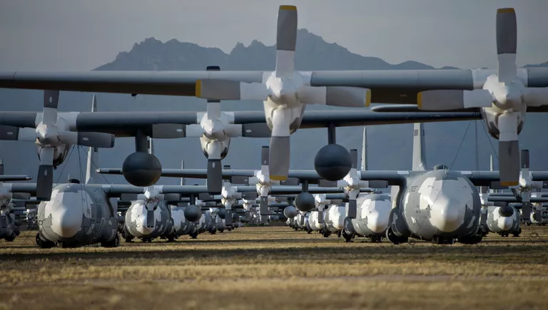 Военно-транспортные самолеты Локхид C-130 Геркулес на авиабазе ВВС США Девис-Монтен в Тусоне, Аризона Военно-транспортные самолеты Локхид C-130 Геркулес на авиабазе ВВС США Девис-Монтен в Тусоне, Аризона