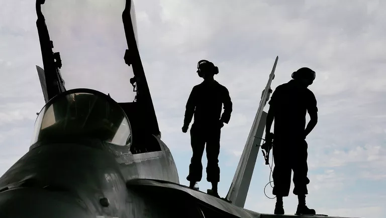 Военнослужащие 309-й группы по обслуживанию и ремонту авиакосмической техники работают с самолетом Макдоннел-Дуглас F/A-18 Хорнет Военнослужащие 309-й группы по обслуживанию и ремонту авиакосмической техники работают с самолетом Макдоннел-Дуглас F/A-18 Хорнет