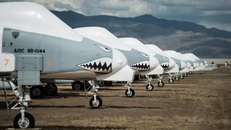 Американские штурмовики Фэйрчайлд Рипаблик A-10 Тандерболт II на авиабазе ВВС США Девис-Монтен в Тусоне, Аризона Американские штурмовики Фэйрчайлд Рипаблик A-10 Тандерболт II на авиабазе ВВС США Девис-Монтен в Тусоне, Аризона