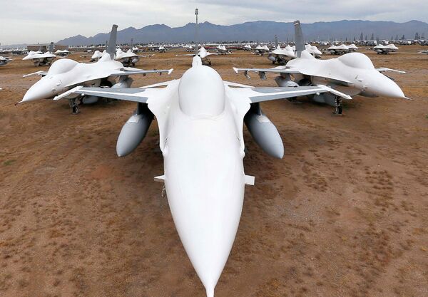 Американские многофункциональные лёгкие истребители F-16 Fighting Falcon на авиабазе ВВС США Девис-Монтен в Тусоне, Аризона