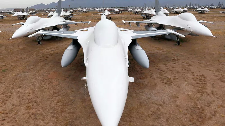 Американские многофункциональные лёгкие истребители F-16 Fighting Falcon на авиабазе ВВС США Девис-Монтен в Тусоне, Аризона Американские многофункциональные лёгкие истребители F-16 Fighting Falcon на авиабазе ВВС США Девис-Монтен в Тусоне, Аризона