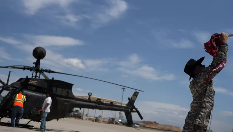 Военнослужащий зачехляет лопасти вертолета OH-58 Kiowa на авиабазе ВВС США Девис-Монтен в Тусоне, Аризона Военнослужащий зачехляет лопасти вертолета OH-58 Kiowa на авиабазе ВВС США Девис-Монтен в Тусоне, Аризона