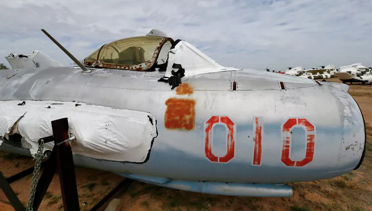 Польская копия советского МиГ-17 самолет LiM на авиабазе ВВС США Девис-Монтен в Тусоне, Аризона Польская копия советского МиГ-17 самолет LiM на авиабазе ВВС США Девис-Монтен в Тусоне, Аризона