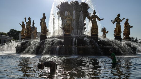 Дети купаются в фонтане Дружба народов на ВДНХ. Архивное фото