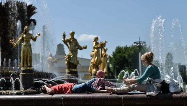 Отдыхающие у фонтана Дружба народов на ВДНХ. Архивное фото