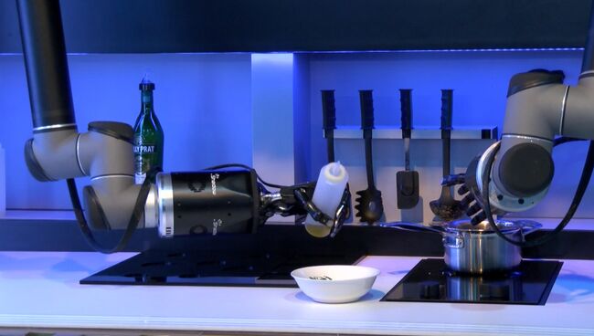 Робот-повар приготовил суп и угостил им посетителей на выставке в Китае