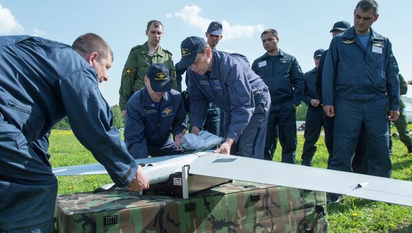 Участники демонстрационных полетов готовят к запуску один из беспилотных летательных аппаратов на аэродроме Вихрево в Московской области