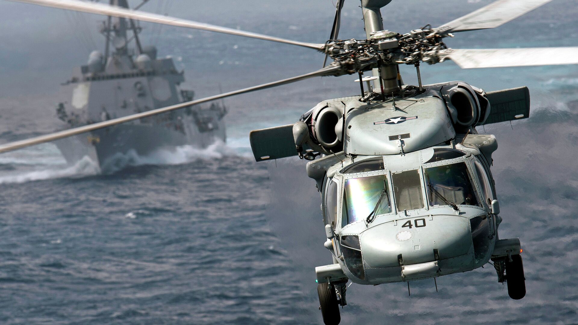 Вертолет MH-60S Knight Hawk и эскадренный миноносец USS Chafee Тихоокеанского флота ВМС США - РИА Новости, 1920, 01.09.2021