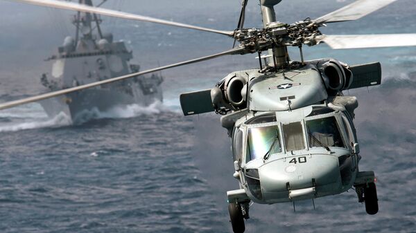 Вертолет MH-60S Knight Hawk и эскадренный миноносец USS Chafee Тихоокеанского флота ВМС США