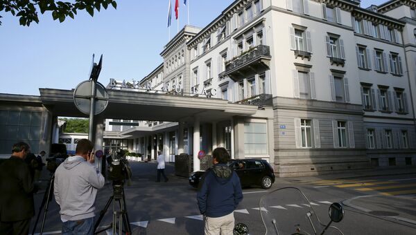 Журналисты возле отеля в Цюрихе, где были задержаны чиновники ФИФА по обвинению в коррупции
