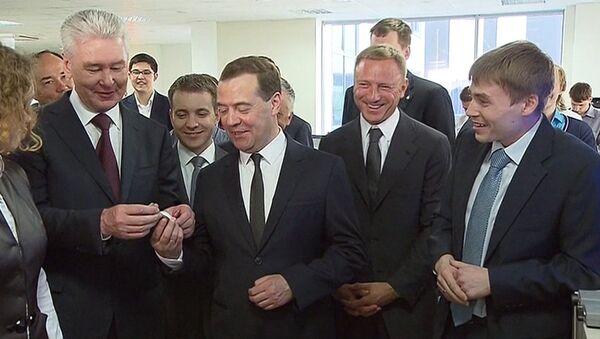 Медведев в технопарке предложил Собянину примерить прибор для эффективного сна