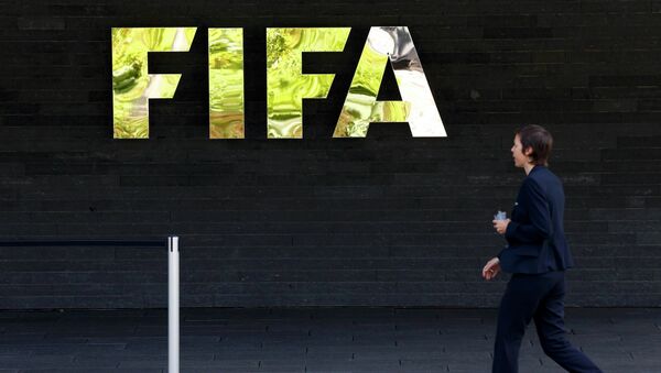 Логотип ФИФА в штаб-квартире в Цюрихе, Швейцария
