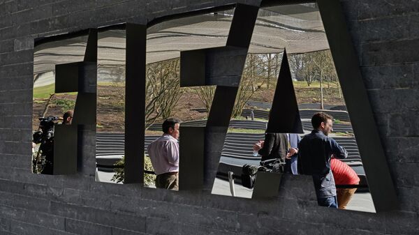 Логотип ФИФА в штаб-квартире в Цюрихе, Швейцария