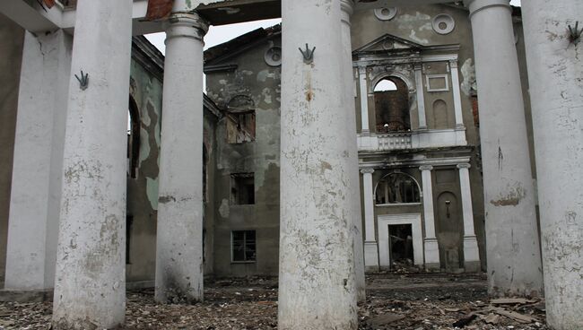 Разрушенное здание в Дебальцево. Архивное фото.