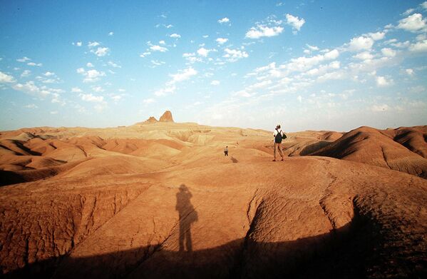 Туристы в песках Небит-Дага